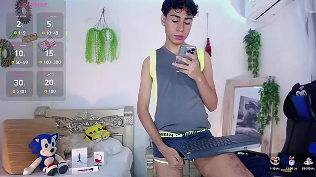 Snapshot of huge_armound chatting on 10-17-25, 04:59 huge armound online show from 10-17-25, 04:59