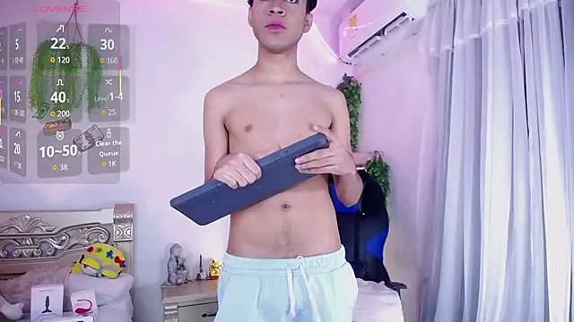 Snapshot of huge_armound chatting on 10-20-25, 10:27 huge armound online show from 10-20-25, 10:27