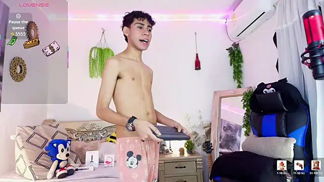 Snapshot of huge_armound chatting on 03-29-26, 02:00 huge armound online show from 03-29-26, 02:00