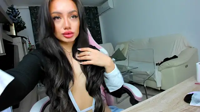 Snapshot of KaylaLaine chatting on 02-08-25, 07:04 KaylaLaine online show from 02-08-25, 07:04