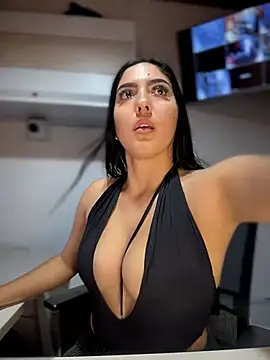 Snapshot of MarianaBenz chatting on 04-21-26, 01:18 MarianaBenz online show from 04-21-26, 01:18