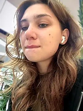 QuitieLia online show from 09-28-25, 08:20