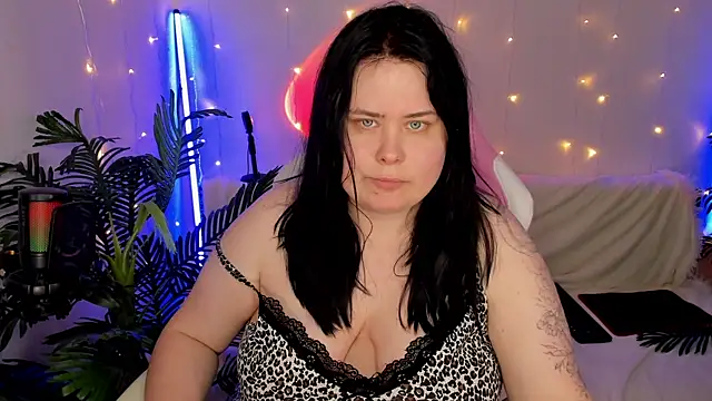 Snapshot of Akemi_BBW chatting on 12-17-24, 06:53 Akemi BBW online show from 12-17-24, 06:53