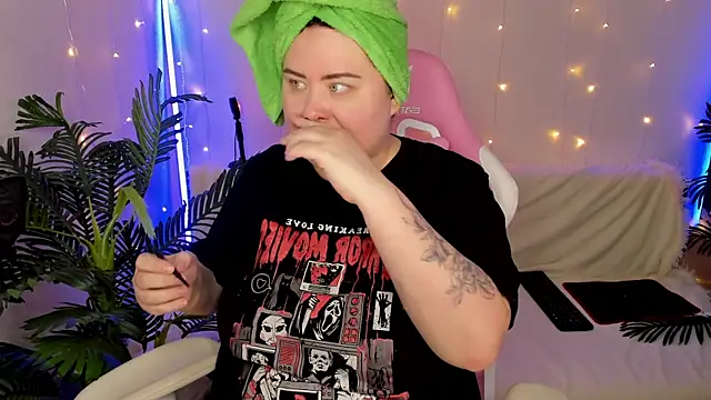 Snapshot of Akemi_BBW chatting on 12-18-24, 08:09 Akemi BBW online show from 12-18-24, 08:09