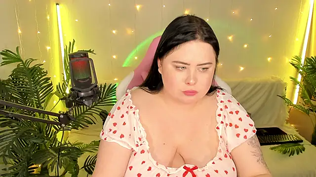 Snapshot of Akemi_BBW chatting on 01-01-25, 08:04 Akemi BBW online show from 01-01-25, 08:04