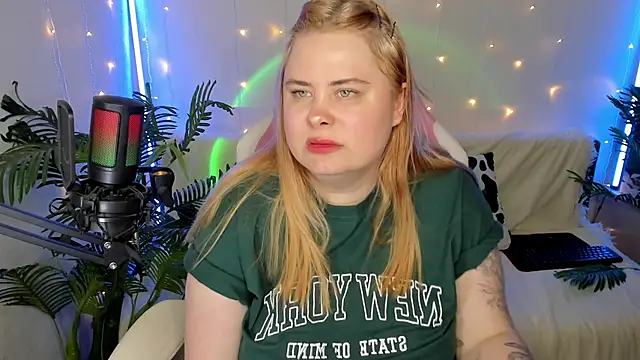 Snapshot of Akemi_BBW chatting on 01-17-25, 09:06 Akemi BBW online show from 01-17-25, 09:06