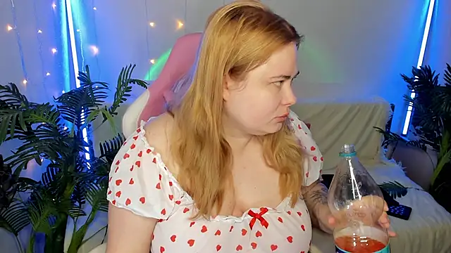 Snapshot of Akemi_BBW chatting on 01-25-25, 05:51 Akemi BBW online show from 01-25-25, 05:51