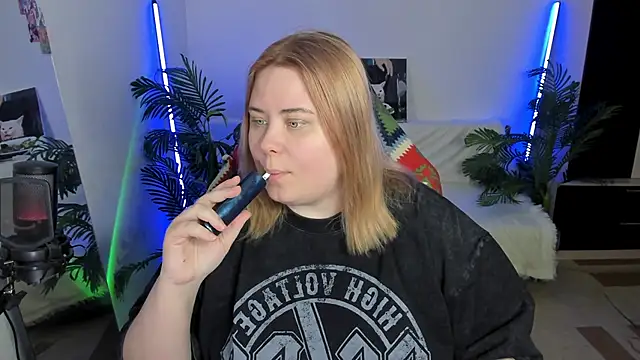 Snapshot of Akemi_BBW chatting on 02-25-25, 06:20 Akemi BBW online show from 02-25-25, 06:20