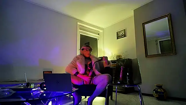 Snapshot of CharlotteVixxens chatting on 11-12-25, 12:00 CharlotteVixxens online show from 11-12-25, 12:00