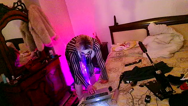 Snapshot of CharlotteVixxens chatting on 01-11-26, 12:15 CharlotteVixxens online show from 01-11-26, 12:15