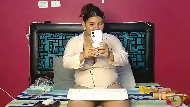 Snapshot of karolhot916 chatting on 10-23-25, 12:10 karolhot916 online show from 10-23-25, 12:10