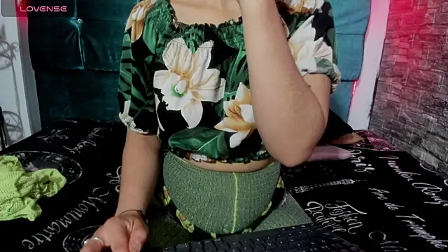 Snapshot of Cloee66 chatting on 04-17-26, 01:25 Cloee66 online show from 04-17-26, 01:25