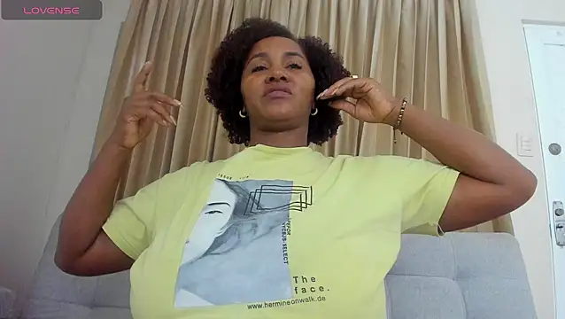 Snapshot of AliciaMiilf chatting on 09-25-25, 10:46 AliciaMiilf online show from 09-25-25, 10:46