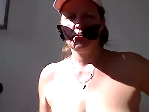 Snapshot of DragoneSFR chatting on 03-05-25, 11:38 DragoneSFR online show from 03-05-25, 11:38