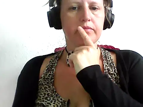 Snapshot of DragoneSFR chatting on 03-11-25, 09:56 DragoneSFR online show from 03-11-25, 09:56