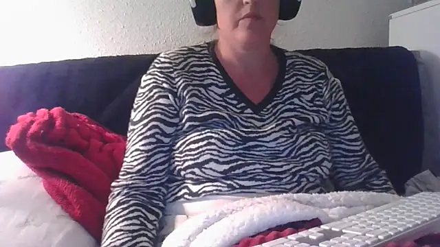 Snapshot of DragoneSFR chatting on 10-05-25, 06:17 DragoneSFR online show from 10-05-25, 06:17