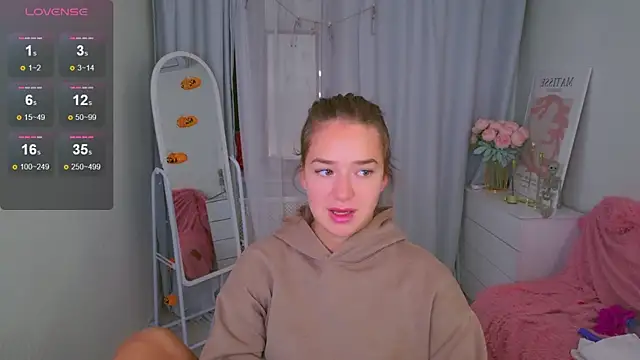 Snapshot of LovelyJessie chatting on 10-14-25, 01:56 LovelyJessie online show from 10-14-25, 01:56