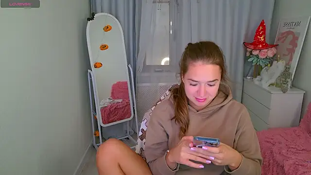 Snapshot of LovelyJessie chatting on 10-15-25, 12:49 LovelyJessie online show from 10-15-25, 12:49