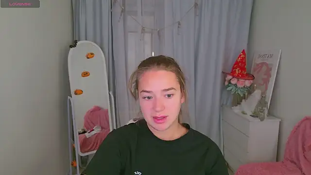 Snapshot of LovelyJessie chatting on 10-24-25, 02:02 LovelyJessie online show from 10-24-25, 02:02