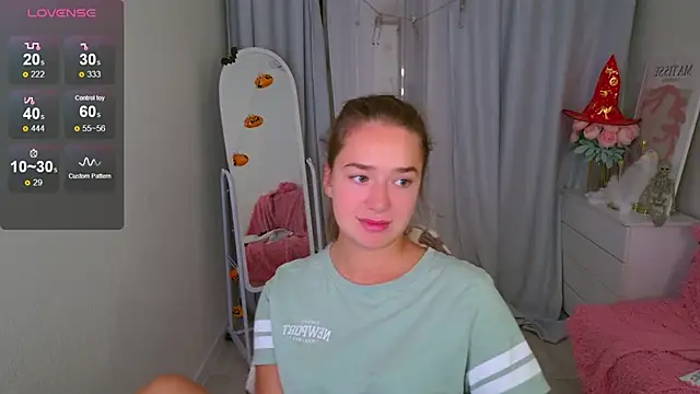 Snapshot of LovelyJessie chatting on 10-25-25, 01:40 LovelyJessie online show from 10-25-25, 01:40