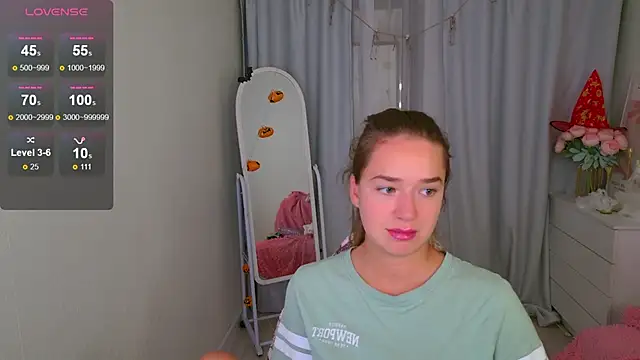 Snapshot of LovelyJessie chatting on 10-26-25, 01:50 LovelyJessie online show from 10-26-25, 01:50