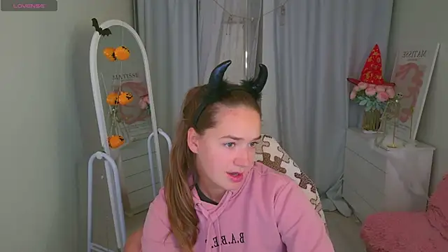 Snapshot of LovelyJessie chatting on 10-29-25, 04:20 LovelyJessie online show from 10-29-25, 04:20