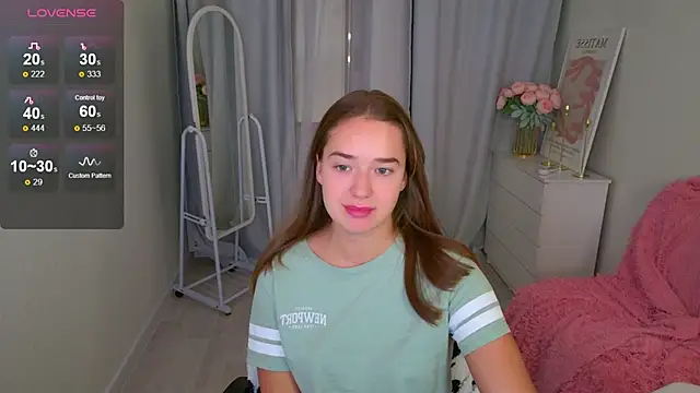 Snapshot of LovelyJessie chatting on 11-18-25, 02:43 LovelyJessie online show from 11-18-25, 02:43