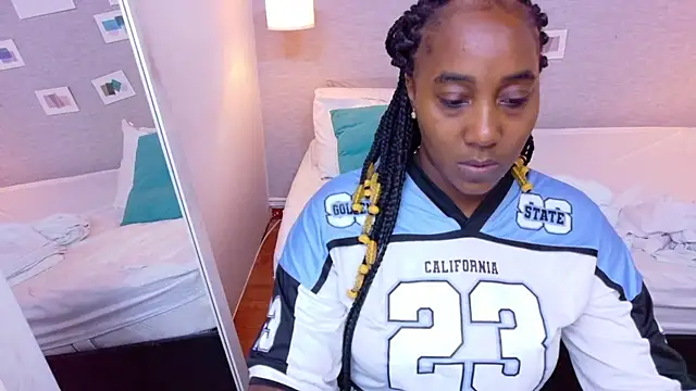 Snapshot of kiara_evanss chatting on 10-25-25, 01:40 kiara evanss online show from 10-25-25, 01:40