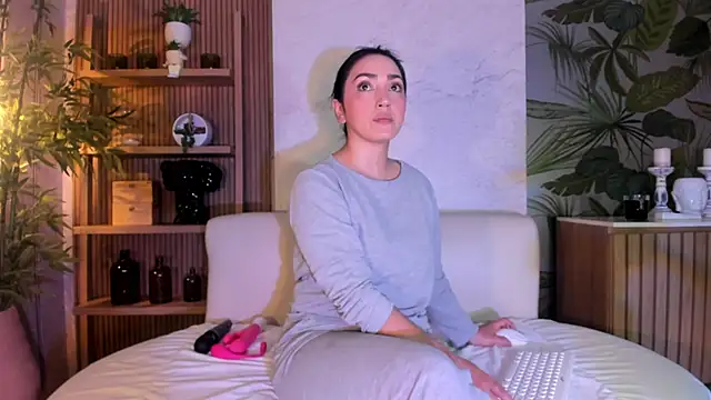 LIAH IZUMI online show from 05-08-26, 01:16