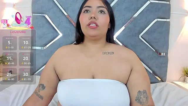 Snapshot of LucciaPorter chatting on 09-29-25, 10:25 LucciaPorter online show from 09-29-25, 10:25