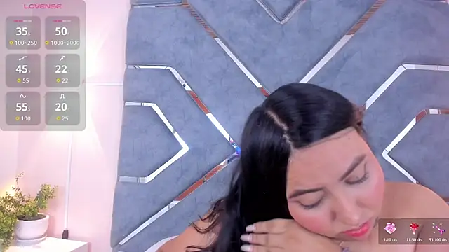 Snapshot of LucciaPorter chatting on 10-27-25, 09:52 LucciaPorter online show from 10-27-25, 09:52