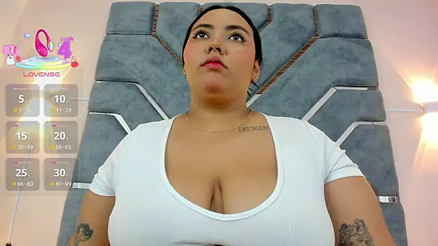 Snapshot of LucciaPorter chatting on 11-06-25, 09:37 LucciaPorter online show from 11-06-25, 09:37