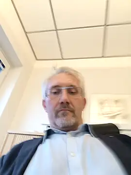 Snapshot of tom-swede chatting on 10-27-25, 03:16 tom-swede online show from 10-27-25, 03:16