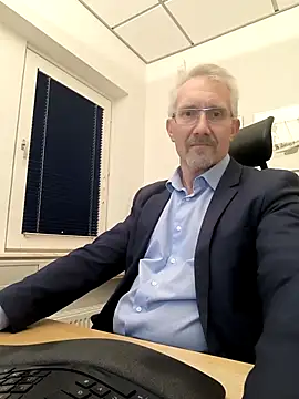 Snapshot of tom-swede chatting on 11-24-25, 03:56 tom-swede online show from 11-24-25, 03:56