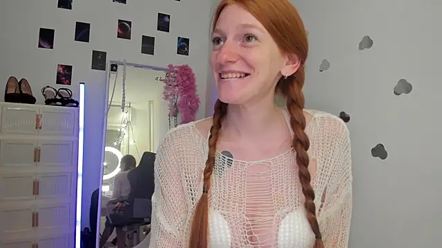 Snapshot of Aliceginger99 chatting on 05-19-26, 01:28 Aliceginger99 online show from 05-19-26, 01:28