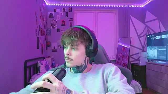 DENIS HERE online show from 02-11-25, 05:07