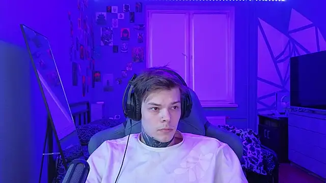 DENIS HERE online show from 03-11-25, 03:23