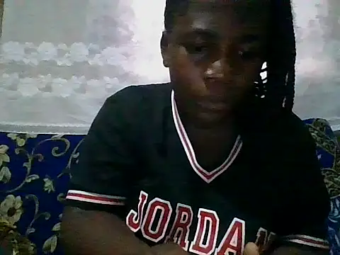 Snapshot of Liqueeny chatting on 09-25-25, 03:32 Liqueeny online show from 09-25-25, 03:32