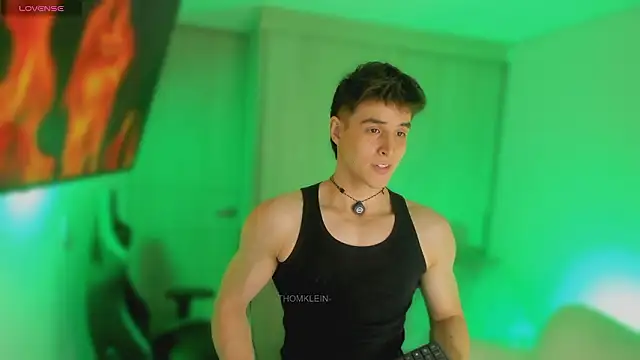 Snapshot of thomklein chatting on 03-11-26, 08:04 thomklein online show from 03-11-26, 08:04