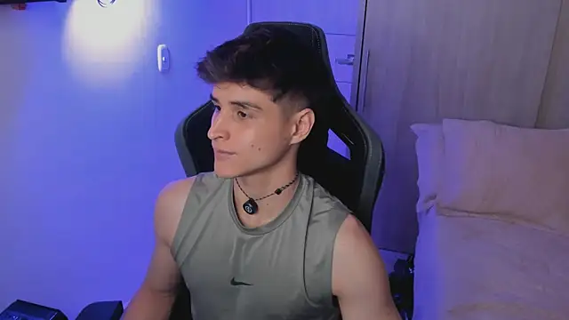 Snapshot of thomklein chatting on 03-18-26, 07:39 thomklein online show from 03-18-26, 07:39