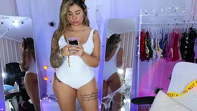 Tawny cox online show from 10-21-25, 05:41