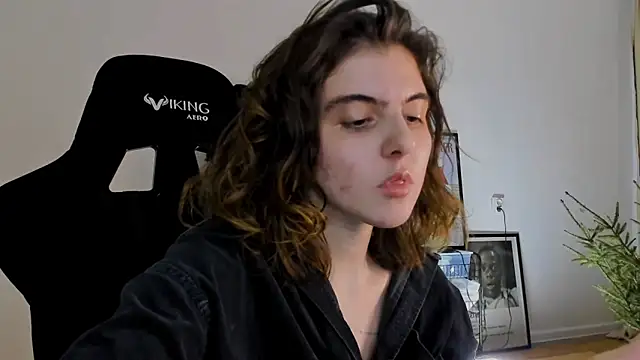 Snapshot of emmamurrr chatting on 12-25-24, 08:28 emmamurrr online show from 12-25-24, 08:28