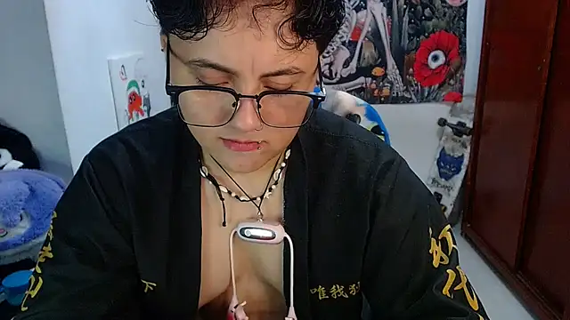 isabeautyx19 online show from 05-12-26, 01:47