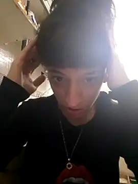 Snapshot of gala2 chatting on 10-27-25, 11:31 gala2 online show from 10-27-25, 11:31