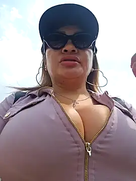 Snapshot of Afroditecash chatting on 03-25-26, 06:36 Afroditecash online show from 03-25-26, 06:36