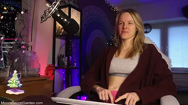 Snapshot of Moon__Nymph chatting on 12-21-24, 09:23 Moon Nymph online show from 12-21-24, 09:23