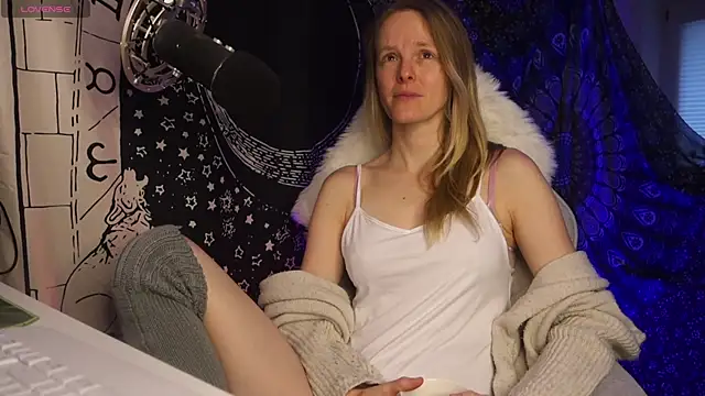 Snapshot of Moon__Nymph chatting on 11-15-25, 08:11 Moon Nymph online show from 11-15-25, 08:11