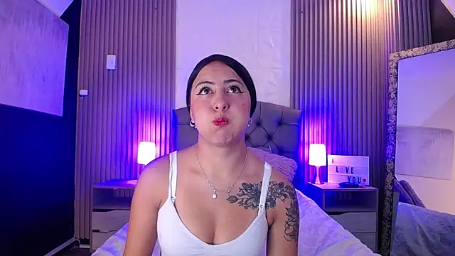 isabella smith  online show from 01-21-25, 01:22