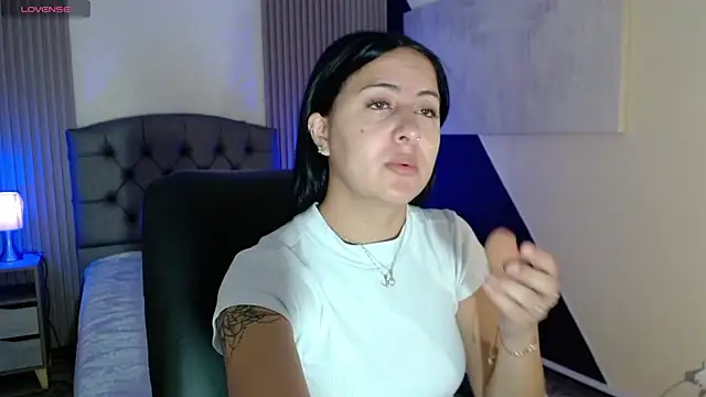 isabella smith  online show from 09-24-25, 07:50