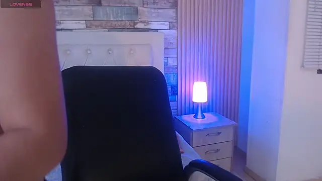 isabella smith  online show from 10-07-25, 04:59